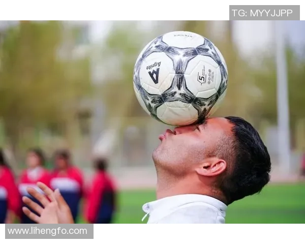 中国藏族足球球星逐梦绿茵场展现民族力量与拼搏精神